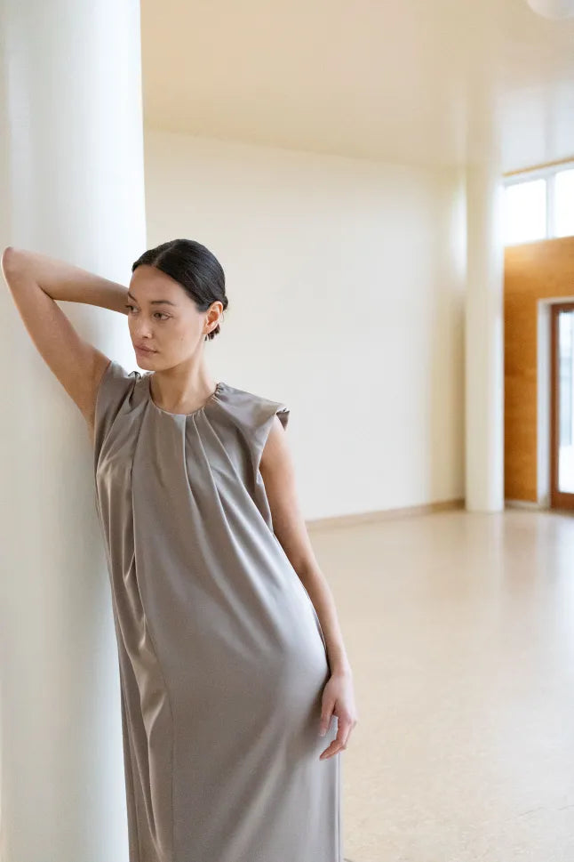 Coster Copenhagen Kjole Lys sand