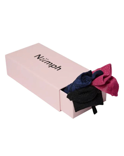 Nümph Strømper Nujosy Glimmer i tre farver - navy, sort og pink - liggende i åben lyserød Nümph-æske