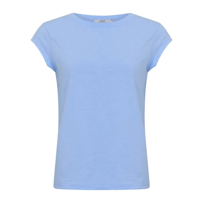 CC Heart Basic T-shirt i lyseblå med klassisk crewneck og korte ærmer. Minimalistisk slim fit snit i blød bomuld.