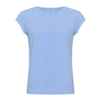 CC Heart Basic T-shirt i lyseblå med klassisk crewneck og korte ærmer. Minimalistisk slim fit snit i blød bomuld.