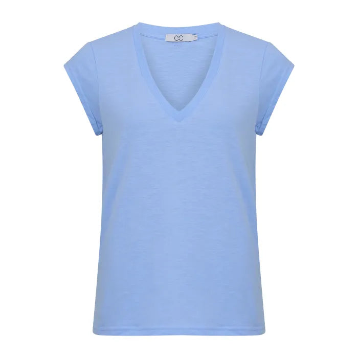 CC Heart Basic V-Hals T-shirt i lyseblå. Klassisk slim fit snit med korte ærmer og dybV-udskæring. Minimalistisk hverdagsbasic i blød bomuld.