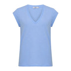 CC Heart Basic V-Hals T-shirt i lyseblå. Klassisk slim fit snit med korte ærmer og dybV-udskæring. Minimalistisk hverdagsbasic i blød bomuld.