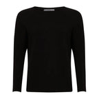 Sort langærmet t-shirt med rundt halsudsnit og lige snit. Klassisk basic-model i ensfarvet bomuld med lange ærmer.