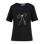 Sort basis t-shirt med korte ærmer og guldfarvet sløjfe-print på brystet samt lille tekstdetalje.