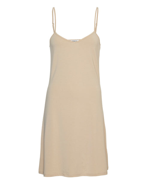 Beige slipkjole med tynde stropper og v-udskæring. Løst, lige snit i blød jersey. Moss Copenhagen Under Kjole Betrina.